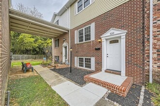 Building Photo - 520 Cressy Rd