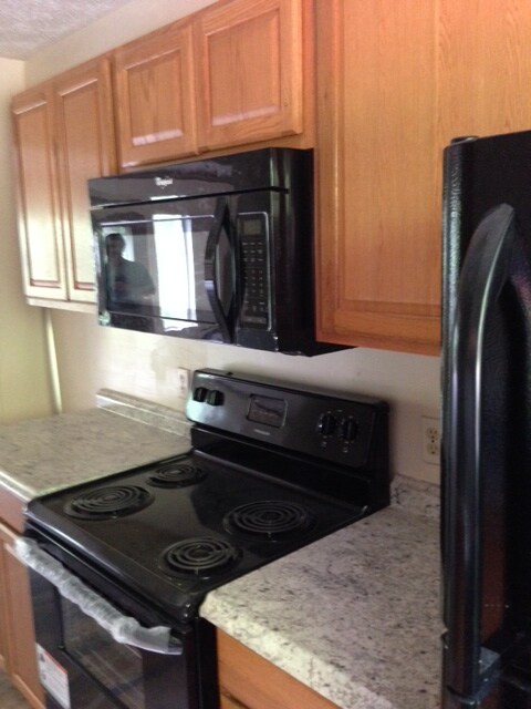 Kitchen - 412-414 Mallard Ln