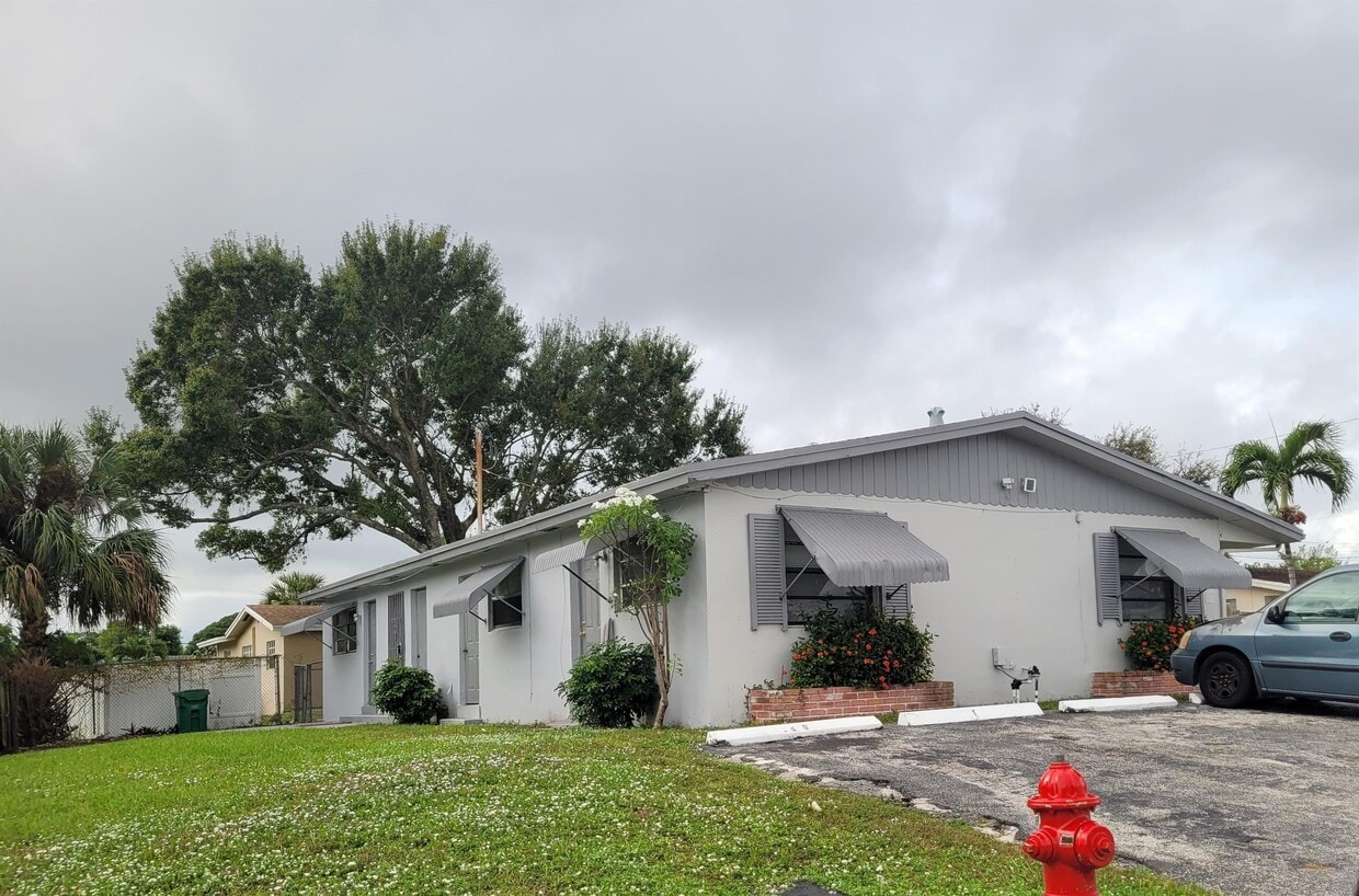 Photo - 2850 SW 1st St (Fort Lauderdale, FL)