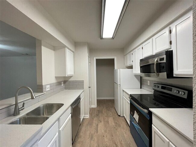 Foto del edificio - 8806 Schick Rd