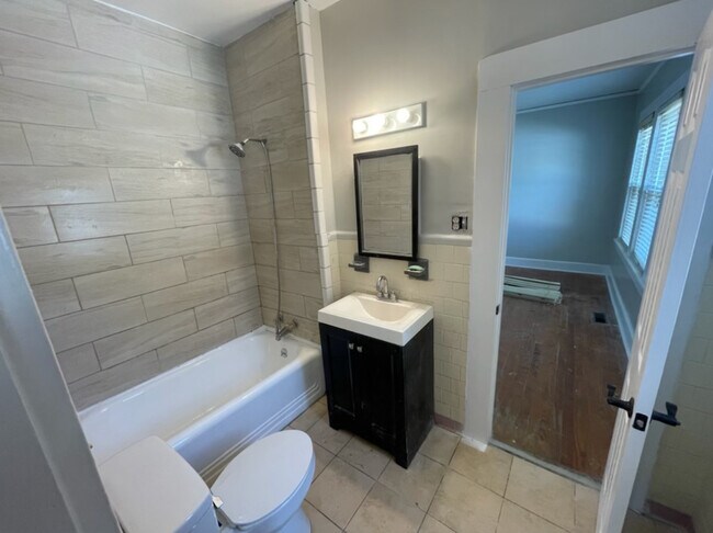 Building Photo - 506 6th Ave N