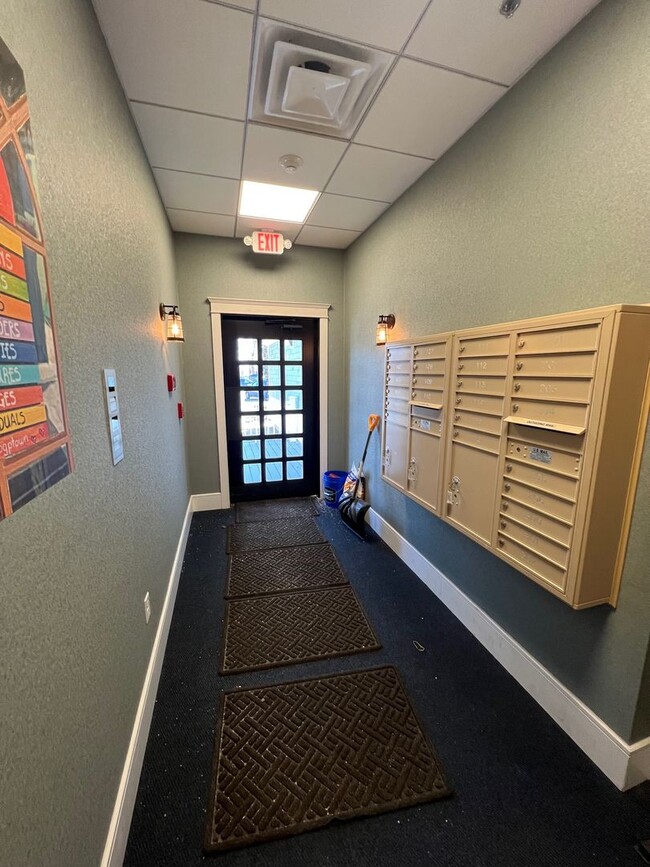 Building Photo - Beautiful 2 bedroom/2 bathroom Apartment Unit