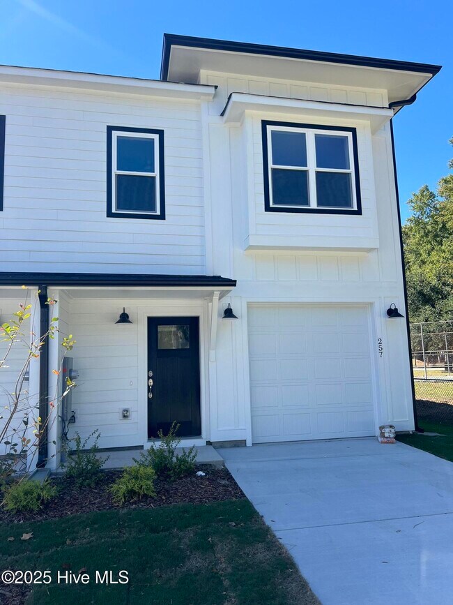 Building Photo - 257 Townhome Ln