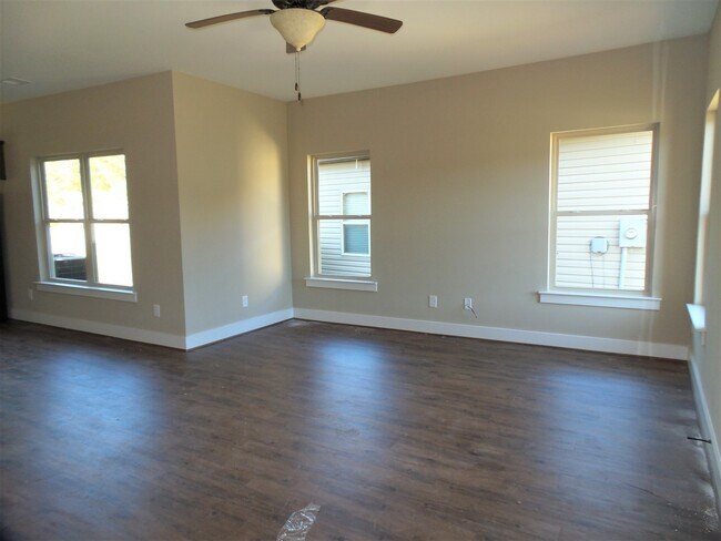 Foto del edificio - Home for Rent in McCalla... Available to V...