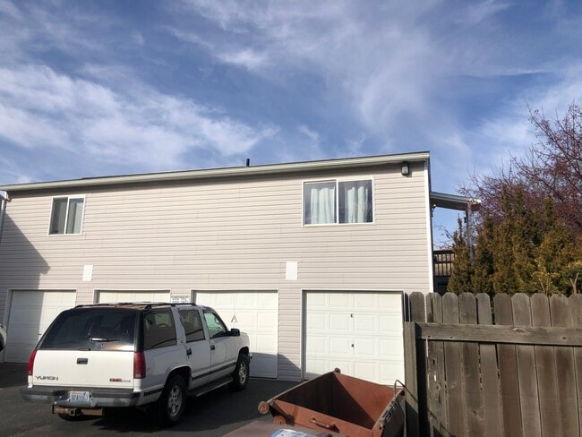 Building Photo - 270 NW Clay Ct