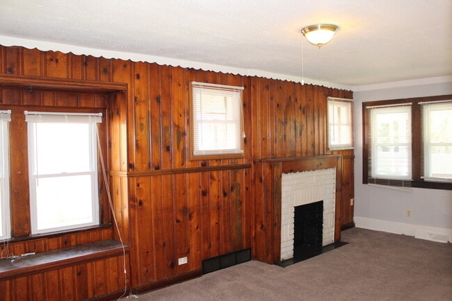 Building Photo - Sunny and renovated home (Open to Section 8)