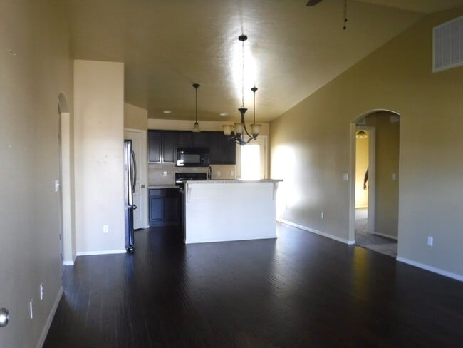 Building Photo - Beautiful 3bed, 2bath home located just of...