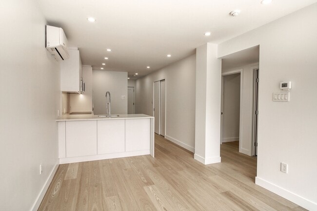 Building Photo - 10 Av. Rosemount