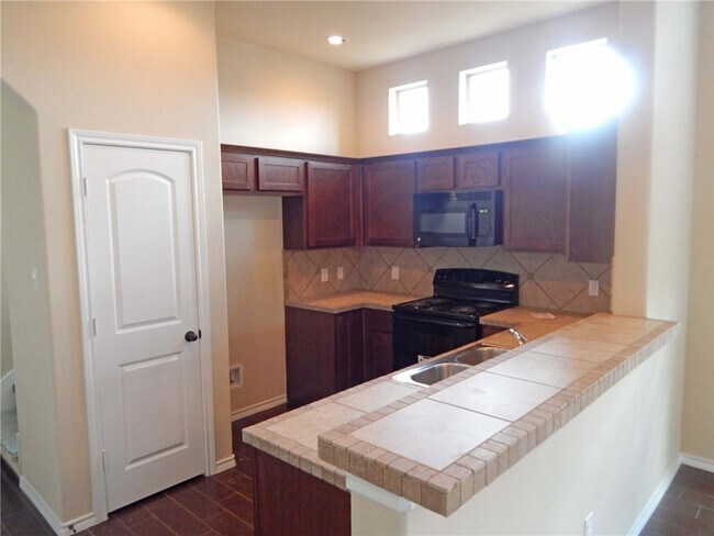 Building Photo - Beautiful 3 Bedroom Luxury Townhome, Kyle,...