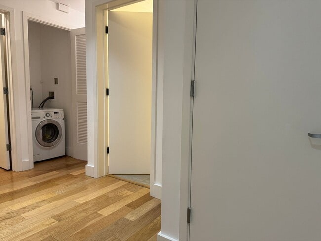 Building Photo - Lovely 2 Bed, 2 Bath Mission Condo w Parki...