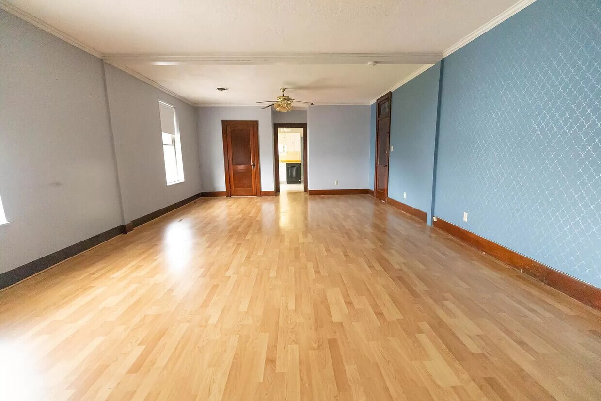 Extra large living/dining room. 17 x 30, with nice high ceilings and a great closet. - 700 1/2 Morgantown Ave