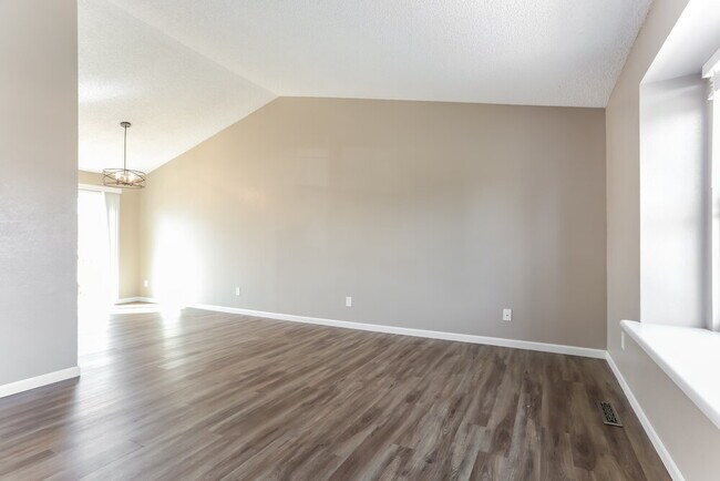 Foto del edificio - 16296 Beauty Bush Pl