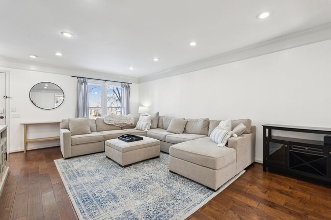 Building Photo - Beautiful 3-level 3 bed 3.5 bath townhome!