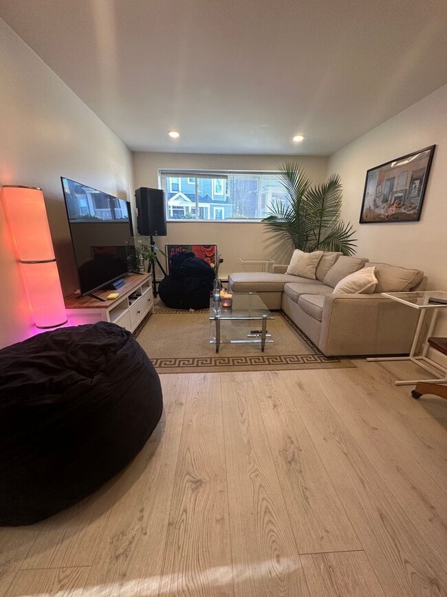 Building Photo - Renovated 2 Bed Steps From The E Line!