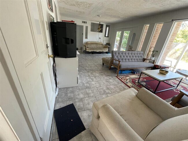 Foto del edificio - 6302 Riverview Way