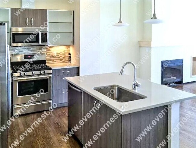 Building Photo - Modern 3-Bedroom Townhome in a Great Locat...