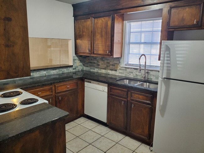 Building Photo - 139 Country Town Dr