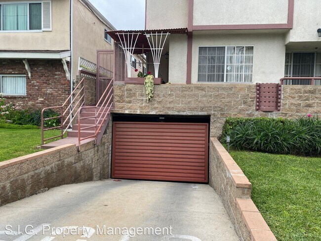 Building Photo - 3 br, 2.5 bath House - 522 E Maple St. #5