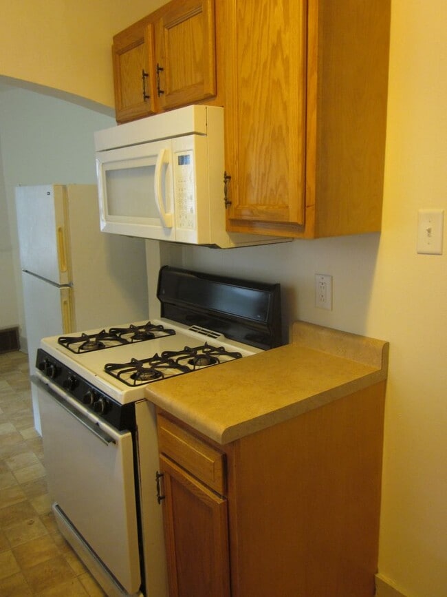 Building Photo - 810 Huestis Ave
