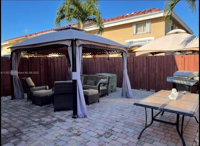Foto del edificio - 562 NW 82nd Pl  317 Miami Fl 33126