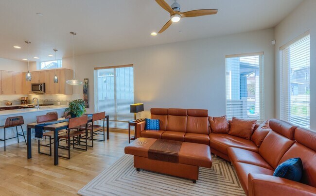 Foto del edificio - Modern 3-bedroom, 2.5-bath townhome in Louisville