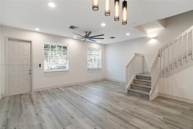 Building Photo - 804 S Riverside Dr