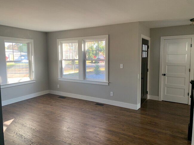 Salón con grandes ventanas - 14103 Blue Skies St