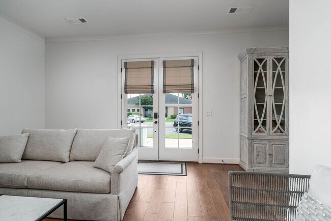 Foto del edificio - Beautiful 3 Bed 3.5 Bath Available Fall 2026! Move in Possible Prior to August!