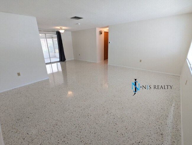 Foto del edificio - Large open 2/2/1 1378 Sq. Ft. with freshly...
