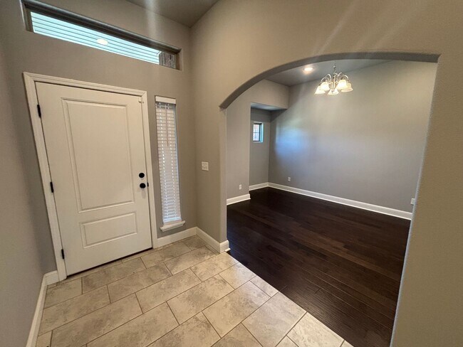 Foto del edificio - 4 Bedroom 3 Full bath Dream home located i...