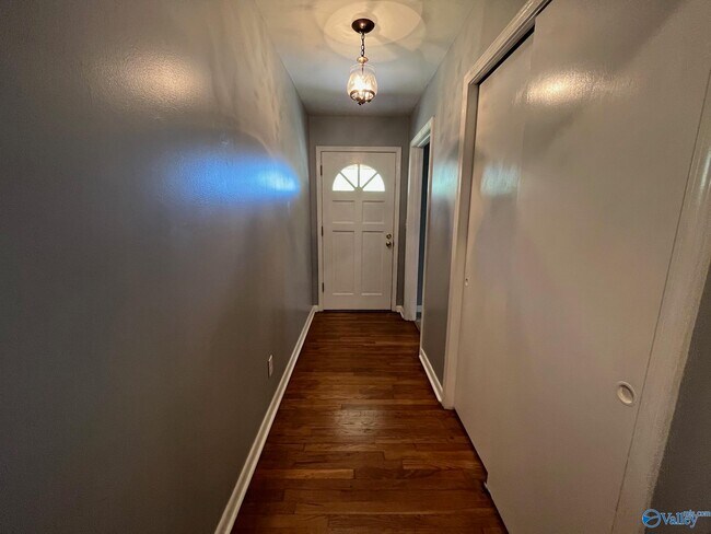 Foto del edificio - 803 Corsbie St NW