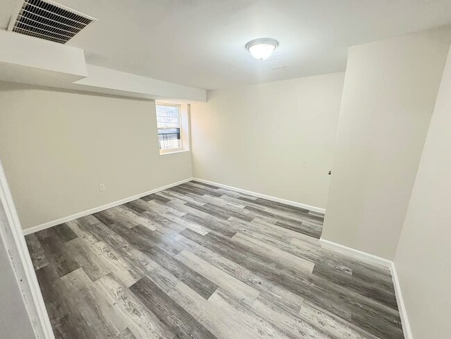 Building Photo - 305 S 6th St