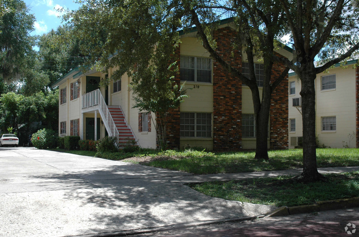 Primary Photo - Colonial Apartments