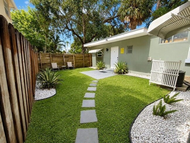 Building Photo - 854 SW 11th Ct