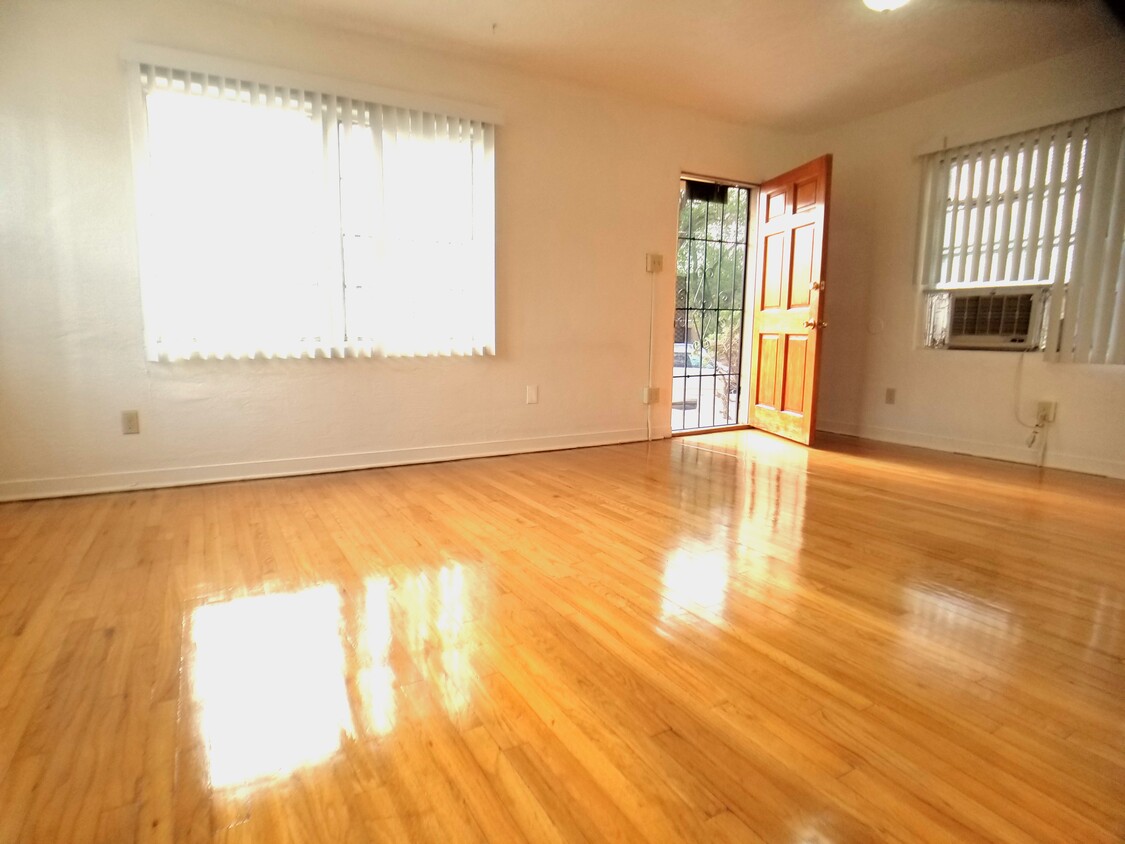 living room - 410 Mesa St SE