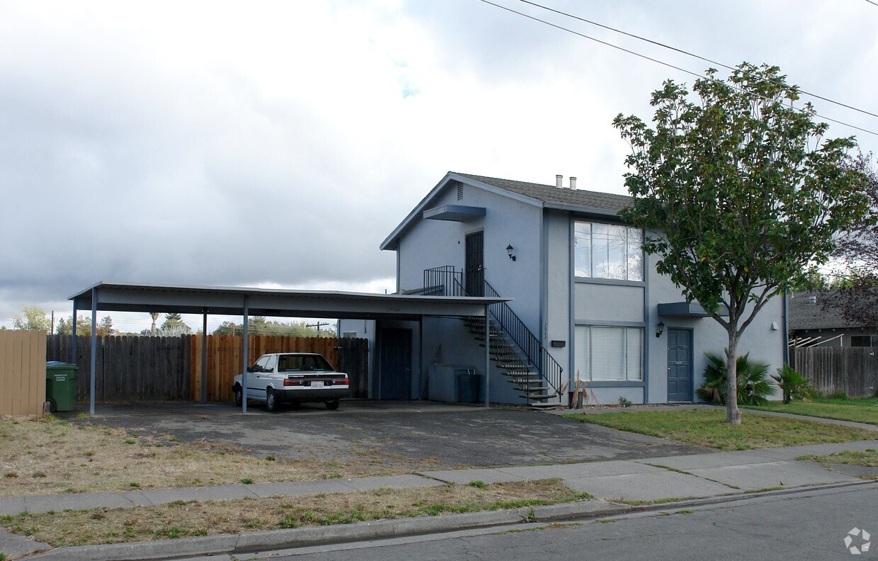 Primary Photo - 2942 Apache St
