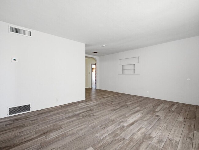 Building Photo - Charming 2-Bedroom Home with Vintage Character & Modern Comforts