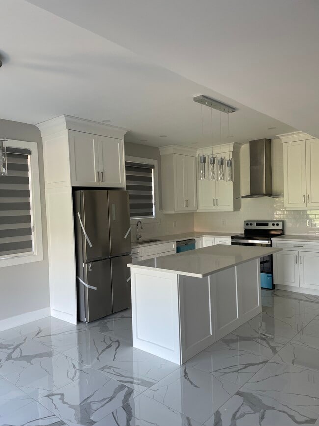 Building Photo - 811 Keil Dr S