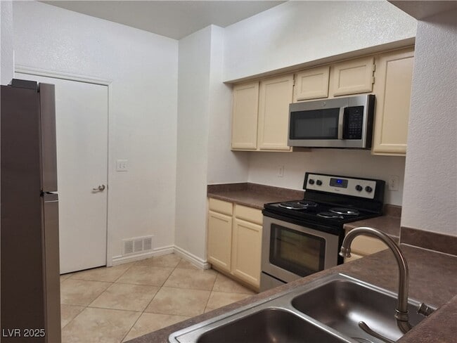 Foto del edificio - 9620 W Russell Rd