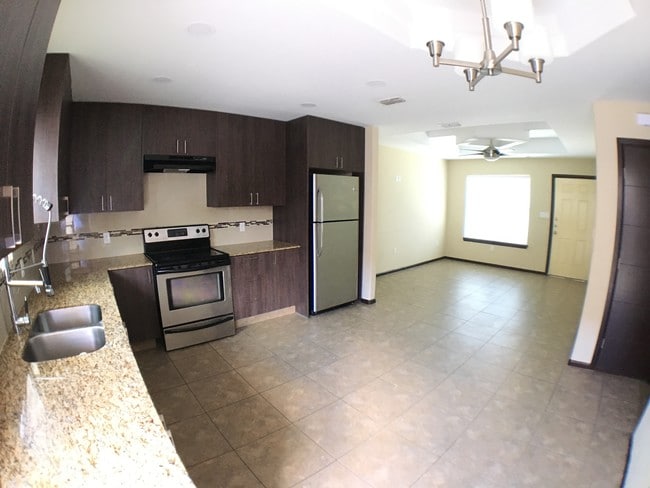 Building Photo - 2117 Dahlia St