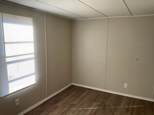 Foto del edificio - Lovely three bedroom two bath mobile home located minutes from the Camp Lejeune back gate in Hubert.
