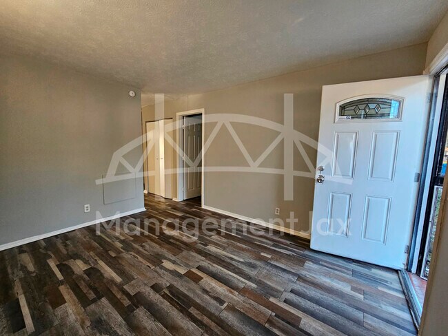 Foto del edificio - 7216 Ken Knight Dr W