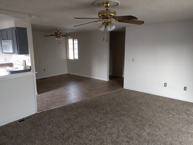 Building Photo - 945 Tourmaline Dr