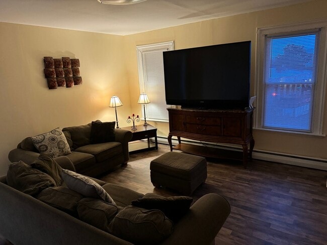 Building Photo - Spacious 4BR Duplex in New Britain