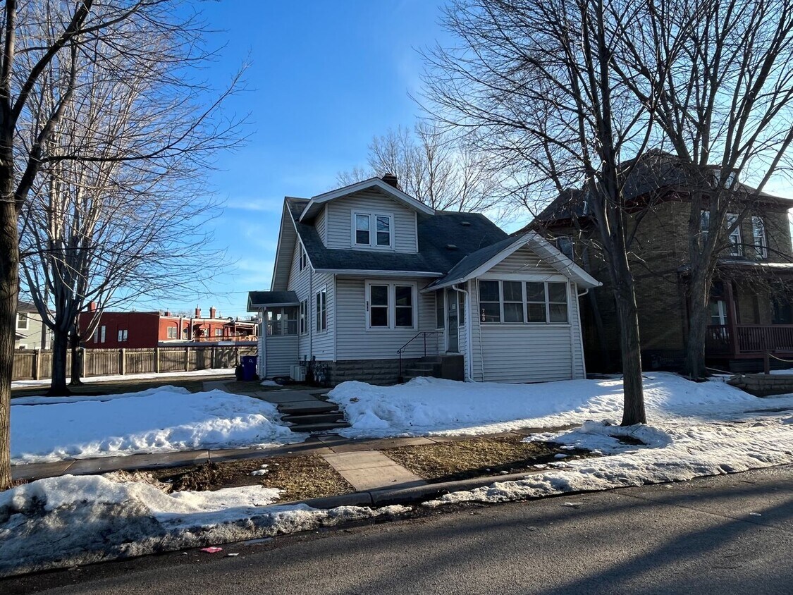 Primary Photo - 768 Armstrong Ave W