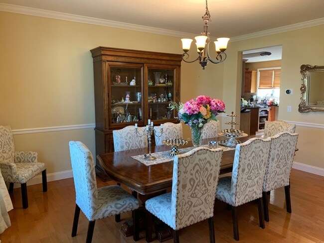 Building Photo - 4 Bedroom Contemporary Colonial in Brookside