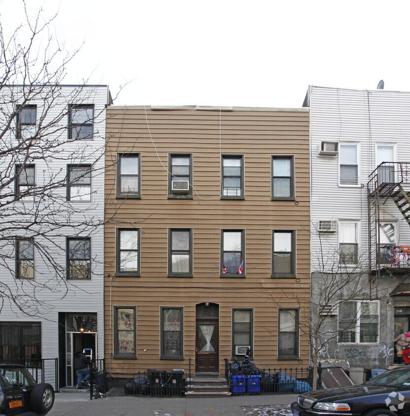 Building Photo - 220 Suydam St