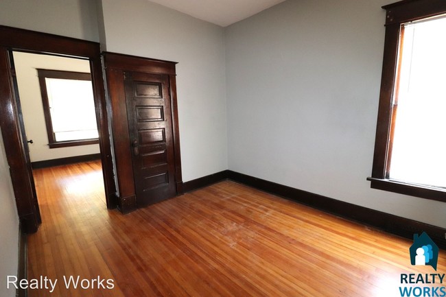 Building Photo - 3 br, 2 bath Apartment - 438 B 438 B - 438 B