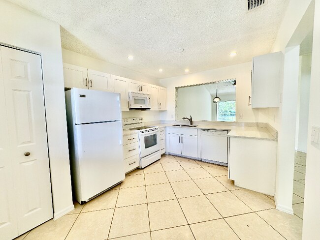 Foto del edificio - 709 Landover Cir