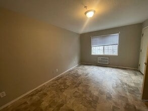 Building Photo - 200 Golf View Dr